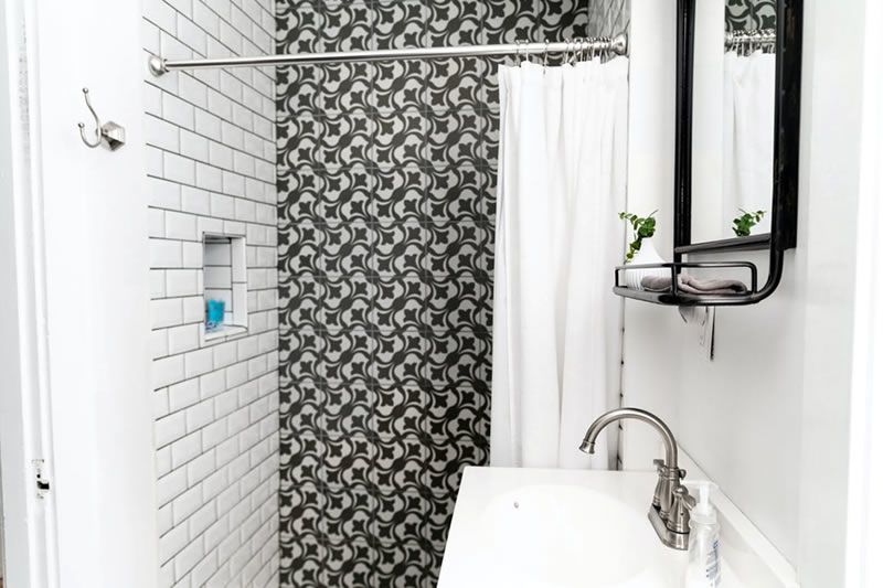 Professional Cleaners Clean Showers, What To Use Clean The Bathroom Tiles In Showers